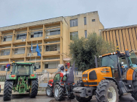 Παραμένουν στα μπλόκα οι θεσσαλοί αγρότες – Απέκλεισαν το τελωνείο Λάρισας με τρακτέρ και άχυρο