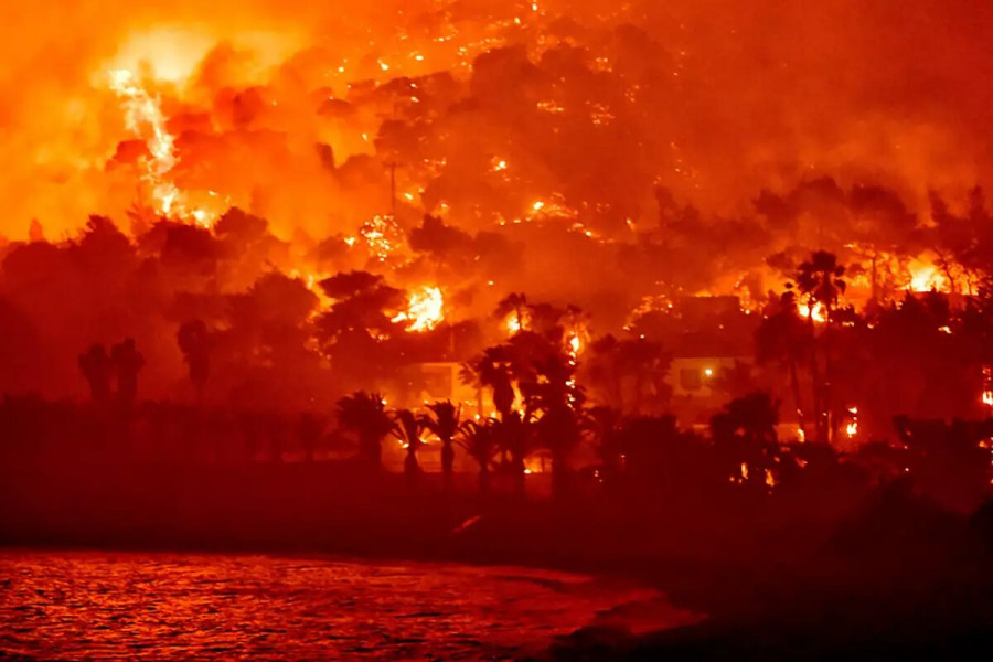 Φωτιά στον Σχίνο: SOS από τον δήμαρχο Λουτρακίου - «Χρειαζόμαστε εναέρια μέσα»
