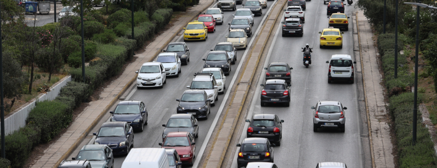 Μποτιλιάρισμα στη λεωφόρο Αθηνών, λόγω θραύσης αγωγού της ΕΥΔΑΠ