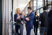 Έρευνα EY-Parthenon: Οι CEOs επικεντρώνονται σε κερδοφορία, AI και στρατηγικές συμφωνίες