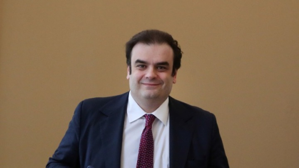 Politico: «Είναι ο Πιερρακάκης το “κρυφό όπλο” της Ευρώπης απέναντι στην Κίνα;»