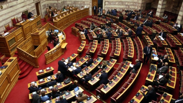 Βουλή: Σε κλίμα έντονης αντιπαράθεσης η συζήτηση πορίσματος Εξεταστικής για λίστα "Πέτσα"