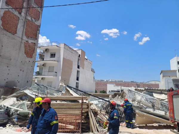 Κατάρρευση πολυκατοικίας στα Πετράλωνα – Εντοπίστηκαν εκτός κτιρίου οι τέσσερις που είχαν θεωρηθεί αγνοούμενοι