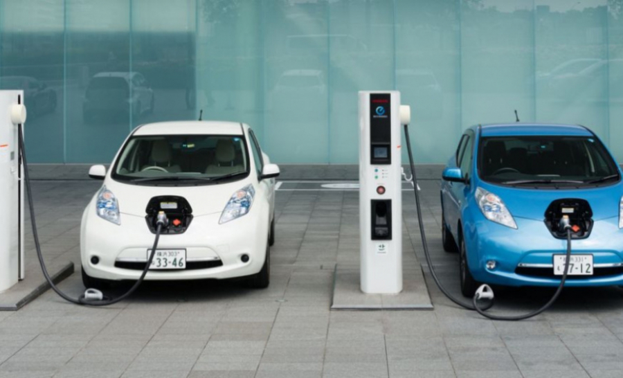 EY: 4 στους 10 σκοπεύουν να αγοράσουν ηλεκτρικό όχημα