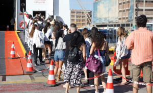 Ξεκίνησε η έξοδος των εκδρομέων του τριημέρου – Αυξημένη κίνηση στα λιμάνια της Αττικής