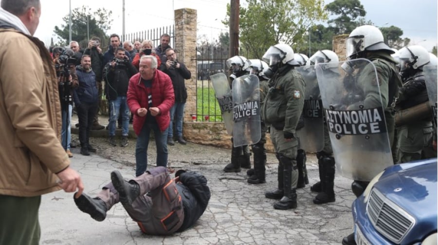 Θεσσαλονίκη: Επεισόδια με ΜΑΤ και αγρότες για την πρόσβαση στο αεροδρόμιο «Μακεδονία»