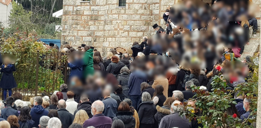 Άγ. Στέφανος: Χωρίς μάσκες και αποστάσεις πάνω από 500 άτομα σε εξόδιο ακολουθία αρχιμανδρίτη
