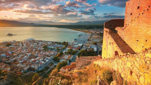 Booking.com: Πού θα ταξιδέψουν οι Έλληνες την Πρωτομαγιά