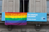 Ευρωπαϊκό Κοινοβούλιο: Υψώνει τη σημαία του «ουράνιου τόξου» ως ένδειξη στήριξης στα δικαιώματα ΛΟΑΔΜΙ