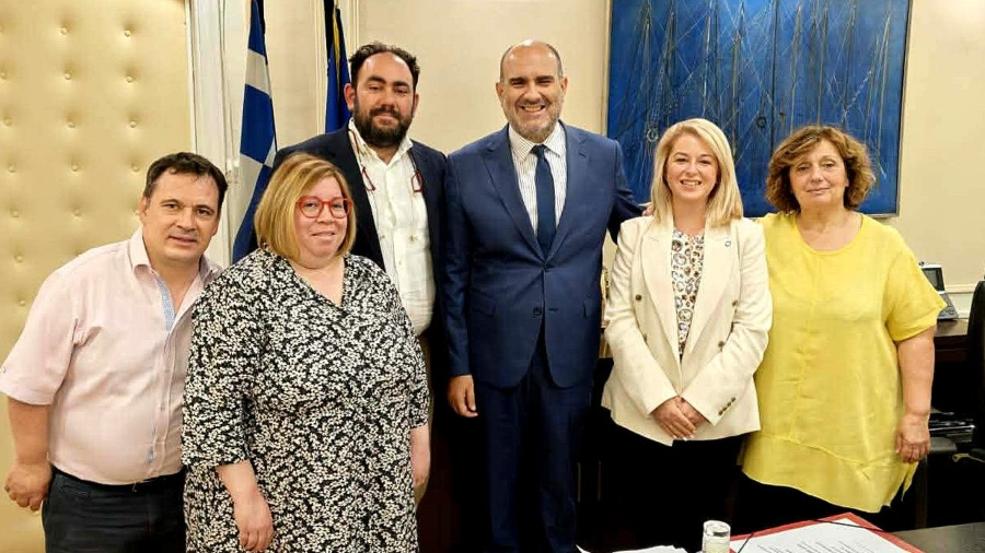 Από αριστερά, οι κ.κ. Ηρακλής Τσακίρης, Γιατρός - Παθολόγος, Μαριέττα Μιχαήλ, Διαιτολόγος – Διατροφολόγος, Πρόεδρος Συλλόγου Ατόμων με Διαβήτη Σαλαμίνας, Χρήστος Δαραμήλας, Πρόεδρος της ΠΟΣΣΑΣΔΙΑ, Δημήτρης Μαρκόπουλος, Υφυπουργός Εθνικής Οικονομίας και Οικονομικών, Χριστίνα Ντάφη, Νομική Σύμβουλος της ΠΟΣΣΑΣΔΙΑ και Γκόλφω Γεμιστού, Αντιπρόεδρος Α΄ της ΠΟΣΣΑΣΔΙΑ