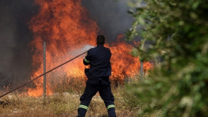 Πυρκαγιά σε δύο μέτωπα στην Πεντέλη - Εκκενώνονται Ντράφι, Ανθούσα, Δασαμάρι και Διώνη
