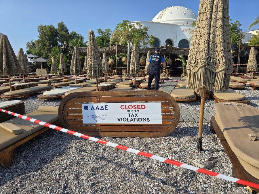 ΑΑΔΕ: Λουκέτο και πρόστιμο 10.500 ευρώ σε γνωστό beach restaurant στην Ρόδο