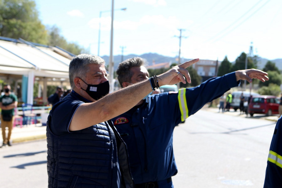 Στο μέτωπο της φωτιάς στο Αλεποχώρι μετέβη σήμερα το πρωί ο Περιφερειάρχης Γ. Πατούλης