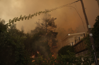 Φωτιά στη Σταμάτα: Παραμένει δύσκολη η κατάσταση - Ενισχύθηκαν οι πυροσβεστικές δυνάμεις