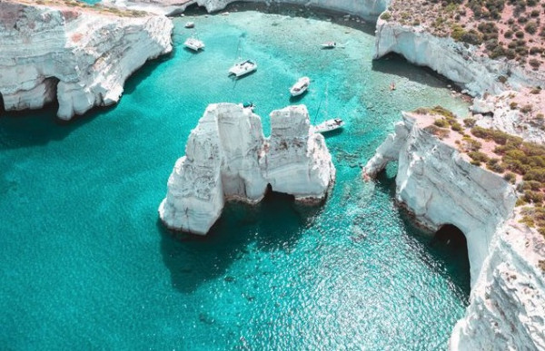 Σε ποια τουριστική αγορά στοχεύει η Μήλος για τη φετινή σεζόν