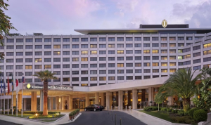 Azora: Στρατηγική συνεργασία με την οικογένεια Ιωάννου και εξαγορά 50,1% της Donkey Hotels