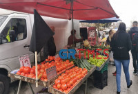 Θεσσαλονίκη: Γέμισαν μαύρες σημαίες οι λαϊκές – Διαμαρτυρία για το νέο νομοσχέδιο του υπ. Ανάπτυξης