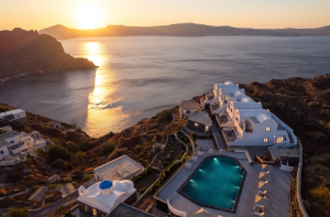 Η Aria Hotels παρουσίασε ένα νέο ξενοδοχείο στον παραδοσιακό οικισμό του Μανωλά στη Θηρασία