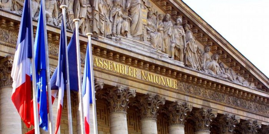 Γαλλία: Η Εθνοσυνέλευση δεν ενέκρινε την πρόταση μομφής κατά της κυβέρνησης