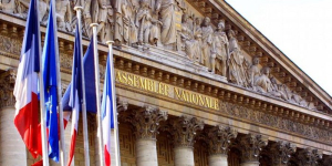 Γαλλία: Η Εθνοσυνέλευση δεν ενέκρινε την πρόταση μομφής κατά της κυβέρνησης
