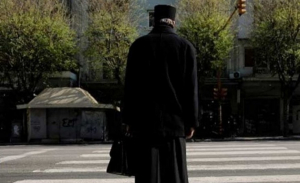 Εισαγγελική έρευνα για τον αντιεμβολιαστή ιερέα