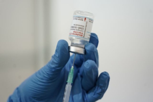 Κορωνοϊός: Θα χρειαστεί νέος εμβολιασμός για την παραλλαγή Έρις; – Τι απαντά ο Εξαδάκτυλος