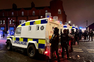Νέες ταραχές στη Βόρεια Ιρλανδία παρά τις εκκλήσεις για ηρεμία από Λονδίνο και Δουβλίνο