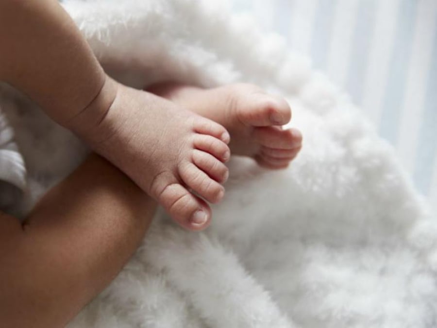 Επίδομα γέννησης: Στη Βουλή η ρύθμιση για την αναδρομική αύξησή του - Πίνακες υπολογισμού