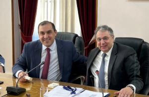 Ο υφυπουργός Ναυτιλίας και Νησιωτικής Πολιτικής Κώστας Κατσφάδος και ο πρόεδρος του ΕΒΕΠ, Βασίλης Κορκίδης.