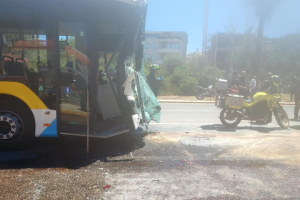 Σύγκρουση δύο λεωφορείων στην περιοχή της Βούλας