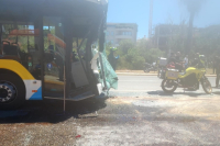 Σύγκρουση δύο λεωφορείων στην περιοχή της Βούλας
