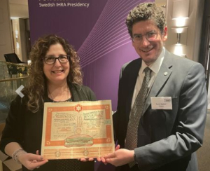 - Ο Λεόν Σαλτιέλ παραδίδει τη μετοχή στη διευθύντρια του Εβραϊκού Μουσείου Ελλάδος Ζανέτ Μπαττίνου