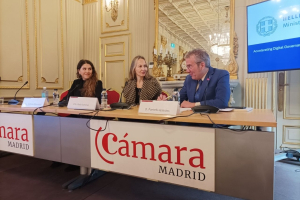 Από αριστερά: Στεφανία Μουρούζη εκπρόσωπος του ελληνικού Υπουργείου Ψηφιακής Διακυβέρνησης και Σύμβουλος επί θεμάτων Τεχνητής Νοημοσύνης στο Γενικό Γραμματέα Πληροφοριακών Συστημάτων και Ψηφιακής Διακυβέρνησης, Esther Garcés, CEO, Islalink και ο Παντελής Γκάσιος, Σύμβουλος ΟΕΥ Α’, Προϊστάμενος Γραφείου Οικονομικών &amp; Εμπορικών Υποθέσεων, Πρεσβεία της Ελλάδας στη Μαδρίτη