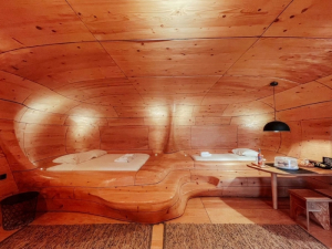 Το Harper’s BAZAAR αποθεώνει μια ξύλινη σπηλιά στα Τρίκαλα Κορινθίας