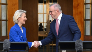 Η Ούρσουλα φον ντερ Λάιεν με τον Αυστραλό πρωθυπουργό Αλμπανέζι