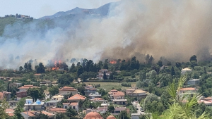 Πυροσβεστική για φωτιά στη Σταμάτα: Ισχυρές δυνάμεις κάνουν ό,τι είναι δυνατόν για να μην φτάσουν οι φλόγες σε κατοικίες