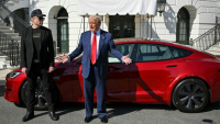 Ο Τραμπ στηρίζει Μασκ: Όσοι βανδαλίζουν την Tesla «θα περάσουν από την κόλαση»