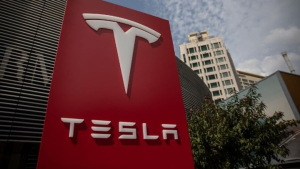 Η Γαλλία ευελπιστεί να προσελκύσει μεγάλες επενδύσεις της Tesla