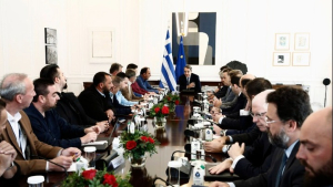 Αποφασίζουν στα μπλόκα οι αγρότες - Φθηνότερο ρεύμα και προκαταβολή ΕΦΚ στα τέλη Μαρτίου οι προτάσεις Μητσοτάκη