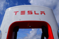 Η Tesla ανεβάζει τις δαπάνες της για το επόμενο δωδεκάμηνο