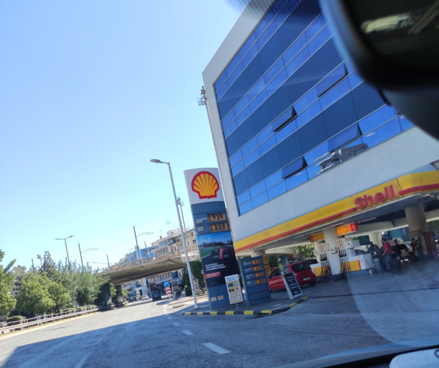 Πρατήριο της Shell την Κυριακή 2/10, που ανήκει στην εταιρεία ΕΡΜΗΣ (Motoroil). 