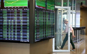 Σε... εορταστικό κλίμα έκλεισε το Χρηματιστήριο Αθηνών