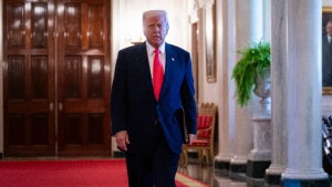 Απίστευτη δημόσια δήλωση Τραμπ: "Οι χώρες μού «φιλούν τον κ...» για να γλιτώσουν τους δασμούς"