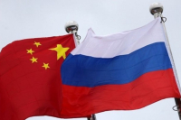 Διάλογο και όχι επιβολή πλαφόν στις τιμές του ρωσικού πετρελαίου ζητά το Πεκίνο