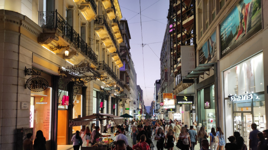 Ανοικτά την Κυριακή τα εμπορικά καταστήματα