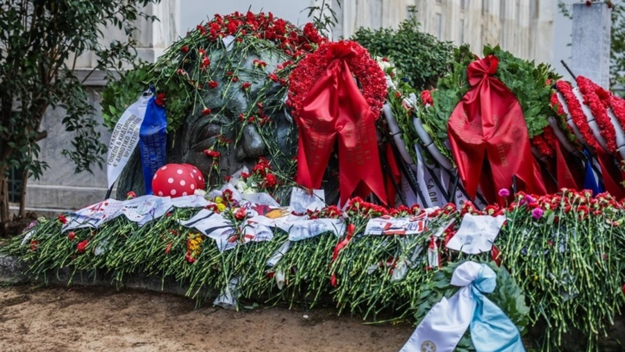 Πλήθος κόσμου τιμά την 52η επέτειο της εξέγερσης του Πολυτεχνείου