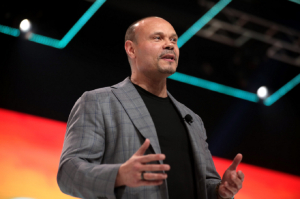 ΗΠΑ: Ο Νταν Μποντζίνο, πρώην αστυνομικός που έγινε συντηρητικός σχολιαστής, διορίσθηκε υποδιευθυντής του FBI