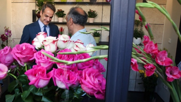 Μητσοτάκης: Εγκαινίασε την αναβίωση των ιστορικών λουλουδάδικων στο Σύνταγμα