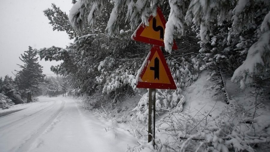 Χιόνια στην Ηπειρο: Απαγόρευση κυκλοφορίας σε φορτηγά & νταλίκες - Κλειστά σχολεία στο Μέτσοβο