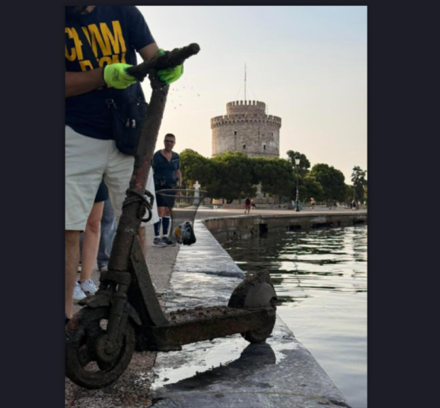 Θεσσαλονίκη: Εθελοντές ανέσυραν από τον Θερμαϊκό 336 κιλά απορριμάτων και δύο πατίνια